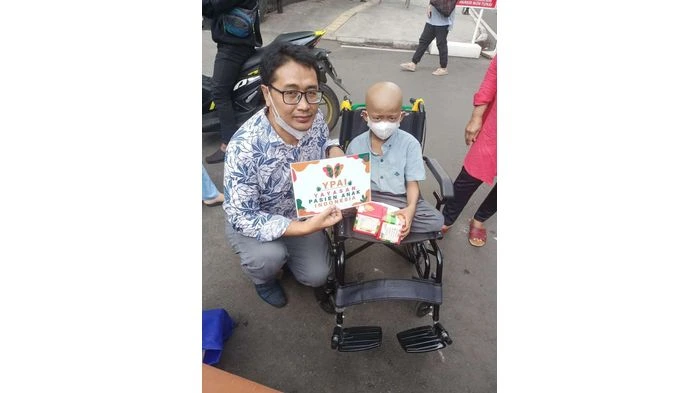 Pendiri Yayasan Pasien Anak Indonesia dengan pasien anak kaum dhuafa.