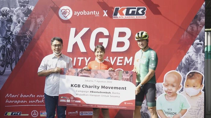 Penyerahan donasi Ayobantu dan Kelapa Gading Bikers kepada Yayasan Ginjal Indonesia
