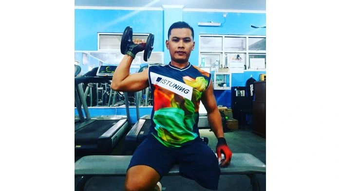 Atlet difabel Indonesia, Slamet Kardiman, saat berlatih kekuatan tangan.
